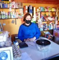 Emprendedora de El Toro instala un almacén para que sus vecinos puedan abastecerse