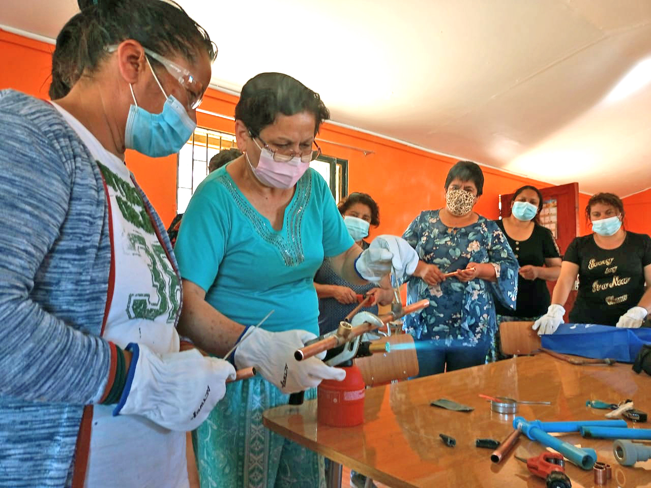 Últimos días para postular a talleres gratuitos de Aguas del Valle “Mujeres Gásfiter”