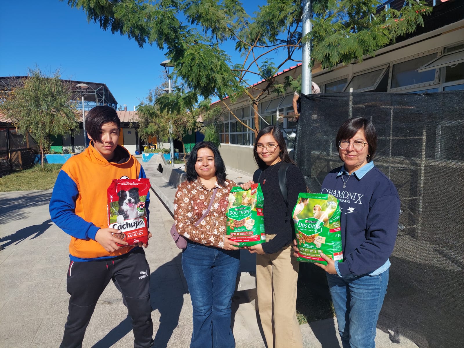 Estudiantes de la Escuela Luis Cruz Martínez comprometidos con los animales en Andacollo